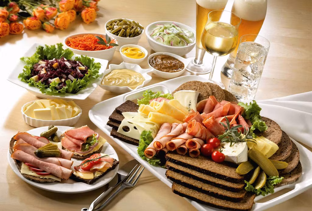 Ngoài ra, bạn có thể mua voucher ăn uống hoặc đặt bàn tiệc mời vợ/người yêu đi ăn ở một nhà hàng nào đó. Các có thể mua vé buffet tối ở các nhà hàng buffet có tiếng với nhiều món ăn Âu Á thơm ngon, hoặc có thể dẫn bạn gái đến các quán ăn, nhà hàng trên các tầng thượng ở các tòa nhà lớn ở Hà Nội, TP HCM để có thêm không khí lãng mạn. 