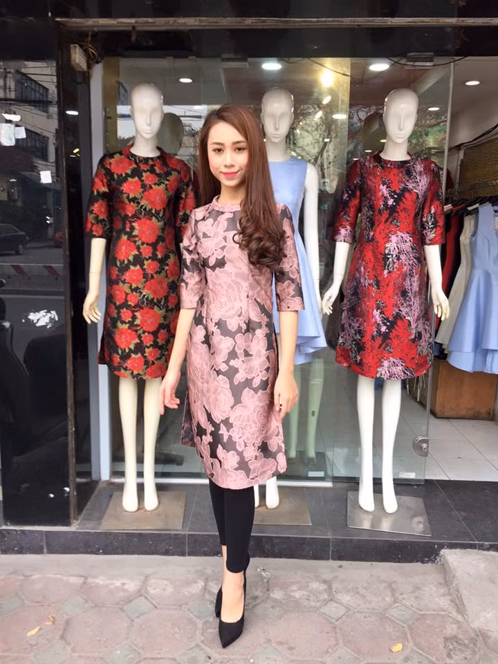 Dịp Quốc tế Phụ nữ 8/3 cũng là dịp giữa xuân, tiết trời đẹp như dịp Tết. Thời tiết này rất hợp để chị em phụ nữ diện áo dài cách tân đi chơi phố, đi dự lễ... Vì thế các ông chồng/bạn trai có thể đặt mua áo dài cách tân tặng vợ và bạn gái dịp này. Hiện áo dài cách tân có rất nhiều loại phong phú, đa dạng về kiểu dáng, màu sắc, chất liệu.