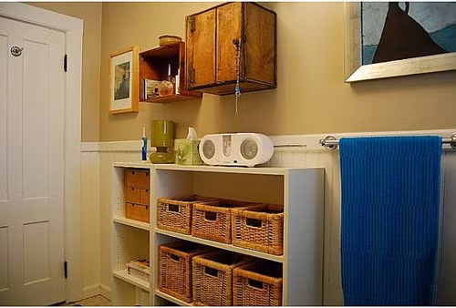 Ngoài ra, bạn cũng có thể tìm mua những chiếc giỏ mây sơn màu gỗ vừa để đựng đồ, vừa trang trí trong nhà tắm để mang đến nét xưa cũ mà mộc mạc, đồng quê cho căn phòng này. Ảnh: Internet.