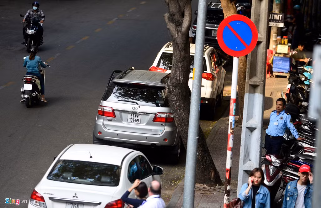 Trên đường Mạc Thị Bưởi, ôtô đỗ dọc lề đường dù có biển cấm.