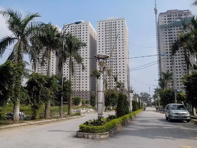 Một góc cảnh quan cây xanh tại dự án. Nhiều cư dân sống ở đây cho rằng dù đã đi vào sử dụng vài năm song mật độ cây xanh ở đây vẫn khá thưa thớt. Ảnh: sanhathanh.com.