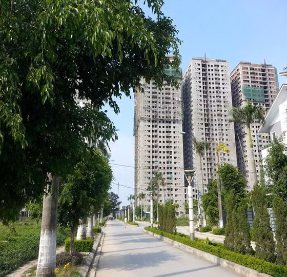 Dự án có quy mô 17 ha, phía Bắc giáp mặt đường 70, phía Đông giáp sông Tô Lịch và cầu Tó, phía Nam giáp sông Nhuệ và phía Tây giáp khu dân cư phường Kiến Hưng - Hà Đông. Dự án là khu công trình có chức năng hỗn hợp bao gồm 6 tòa chung cư cao 32 tầng với 2 tầng hầm; khu biệt thự, nhà liền kề; khu công viên; nhà trẻ; cây xanh và các khu công trình công cộng khác... Ảnh: Pháp luật xã hội.