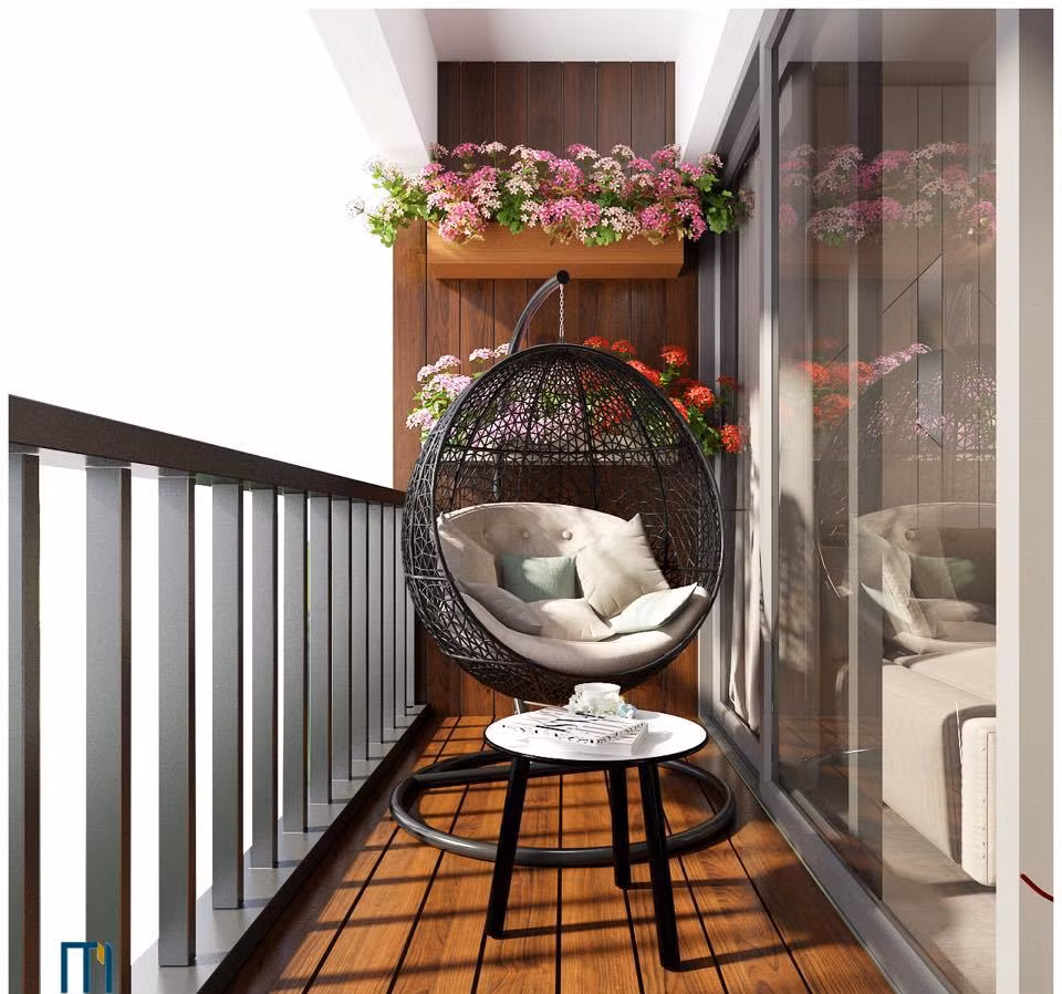 Ban công phòng khách được trang trí với hoa và ghế xích đu hình tổ chim vô cùng thơ mộng.