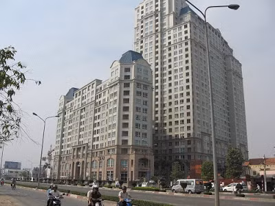 Vũ Lynn Cathy cũng cho biết trên bài bào này, mẹ đẻ Jonny Trí Nguyễn cũng sở hữu một căn hộ tại The Manor cạnh căn hộ của gia đình cô để tiện bề trông nom các cháu. Ảnh: Báo Xấy dựng.