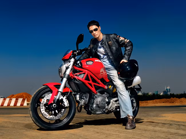 Bên cạnh chiếc siêu xe BMW, Johnny Trí Nguyễn còn có niềm đam mê bất tận đối với dòng mô tô Ducati. Ảnh: Ngoisao. 