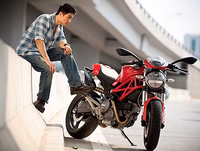Anh cũng sở hữu một dòng xe Ducati có giá lên tới gần 700 triệu đồng. Johnny Trí Nguyễn cho hay, anh thường sử dụng chiếc mô tô này để đi chơi hoặc sử dụng làm phương tiện trong các bộ phim hành động của mình. Ảnh: VNE.