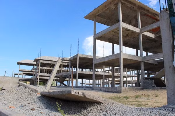 Nhiều năm trở lại đây, tại vùng biển thị trấn Lăng Cô, huyện Phú Lộc, Thừa Thiên Huế đã thu hút rất nhiều dự án xây dựng các khu resort, du lịch nghỉ dưỡng, nhưng thực tế chỉ có một số dự án lớn được triển khai xây dựng bài bản, còn lại nhiều công trình khác đang trong tình cảnh... xây dang dở rồi bỏ hoang. Tiêu biểu như khu đô thị, nghỉ dưỡng Vincostec - Huế ở xã biển Thuận An xây dựng lên rồi bỏ phế suốt nhiều năm qua. Ảnh: Công An Nhân Dân. Ảnh: Dân Trí.