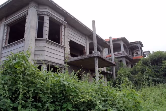 Vào đầu những năm 2000, nhiều nhà đầu tư du lịch theo lời mời gọi đầu tư của tỉnh Bình Thuận đã xây dựng các khu resort tại vùng ven biển Kê Gà (xã Tân Thành, huyện Hàm Thuận Nam, Bình Thuận). Khi nhiều resort đang xây dựng dang dở thì năm 2007, Bộ Giao thông vận tải có văn bản bổ sung quy hoạch Kê Gà thành cảng tổng hợp. Do đó, các nhà đầu tư du lịch bị buộc phải nhường đất cho dự án cảng biển mang tầm quốc gia. Theo thống kê, có 12 dự án du lịch đã và đang xây dựng bị thu hồi để xây dựng cảng Kê Gà. Nhiều dự án không nằm trong khu vực Kê Gà cũng bị ảnh hưởng gián tiếp. Ảnh: Tiền Phong.