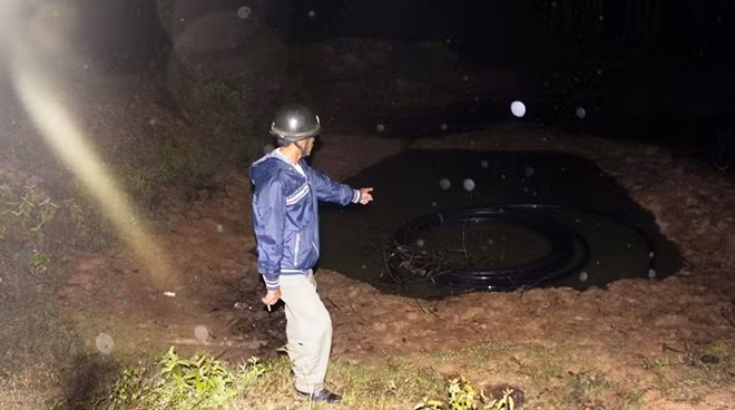 Roi xuong ho cong trinh, 2 anh em bi duoi nuoc