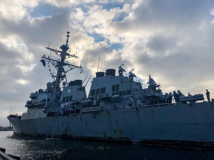 Tàu được trang bị 90 ống phóng thẳng đứng (VLS) chia làm hai cụm trước và sau thượng tầng, có khả năng sử dụng tên lửa hành trình BGM-109 Tomahawk, tên lửa phòng không RIM-156 SM-2 và RIM-161 SM-3, cùng tên lửa chống ngầm RUM-139 VL-ASROC.