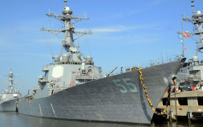 "Họ không được cập cảng cũng như thực hiện các hoạt động bảo dưỡng khung vỏ, điều này có thể chấp nhận được. Tuy nhiên, chuyến làm nhiệm vụ kéo dài như vậy sẽ gây hư hại đáng kể ở cả trong lẫn ngoài. Thật đáng kinh ngạc khi họ bảo đảm hoạt động cho chiến hạm hơn 26 năm tuổi trong thời gian như vậy, nhưng hải quân sẽ phải trả giá, biện pháp này không thể kéo dài", cựu sĩ quan hải quân Mỹ David Larter nhận xét.