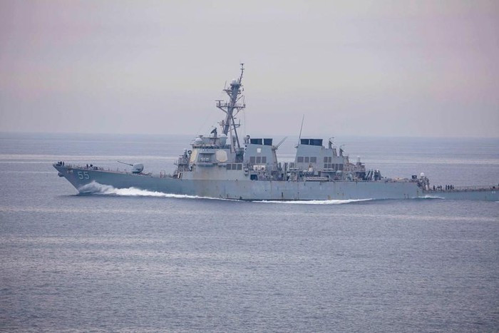 "Đội ngũ kỹ thuật của USS Stout đã sửa chữa những hệ thống và vũ khí thiết yếu mà không cập cảng, tàu cũng tiến hành gần 40 đợt tiếp vận hậu cần trên biển để duy trì khả năng hoạt động. Thủy thủ đoàn tham gia những hoạt động giải trí và thư giãn trên hạm để hồi phục sĩ khí", thông cáo có đoạn viết.