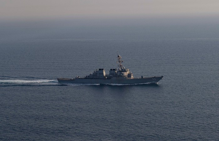 USS Stout duy trì thời gian hiện diện trên biển lâu kỷ lục như vậy do quy định không cập cảng trong thời gian làm nhiệm vụ được Bộ Quốc phòng Mỹ áp dụng với các chiến hạm có vai trò quan trọng, nhằm ngăn dịch COVID-19 xâm nhập.