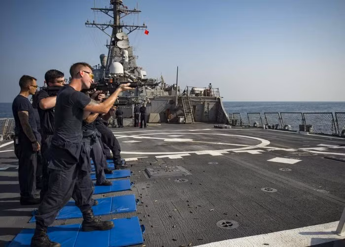 Chúng được trang bị hệ thống định vị thủy âm (sonar) AN/SQS-53C gắn trên thân và sonar kéo AN/SQR-19 sau tàu để phát hiện tàu ngầm từ phía đuôi. Mỗi tàu có hai cụm ống phóng ngư lôi chống ngầm Mark 32 với 6 quả đạn.