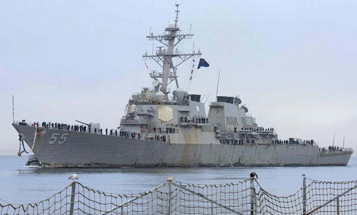 Hình ảnh do hải quân Mỹ công bố cho thấy vỏ tàu bong tróc, nước rỉ sắt màu vàng cũng chảy ra từ nhiều vị trí.