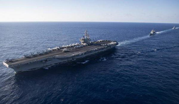 Hộ tống tàu sân bay Mỹ là tàu tuần dương mang tên lửa dẫn đường USS Antietam và tàu khu trục USS Halsey.