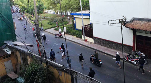 Hơn 30 thanh niên của 2 nhóm với đủ loại hung khí lao vào nhau hỗn chiến kinh hoàng trên đường Trường Sa.