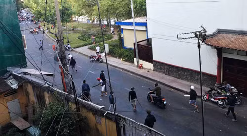 Hơn 30 thanh niên của 2 nhóm với đủ loại hung khí lao vào nhau hỗn chiến kinh hoàng trên đường Trường Sa.