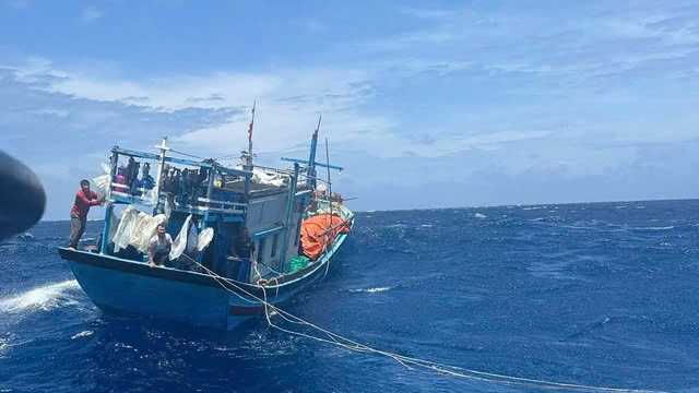 Cứu hộ thành công 15 ngư dân Bình Thuận gặp nạn trên biển Cuu ho thanh cong 15 ngu dan Binh Thuan gap nan tren bien