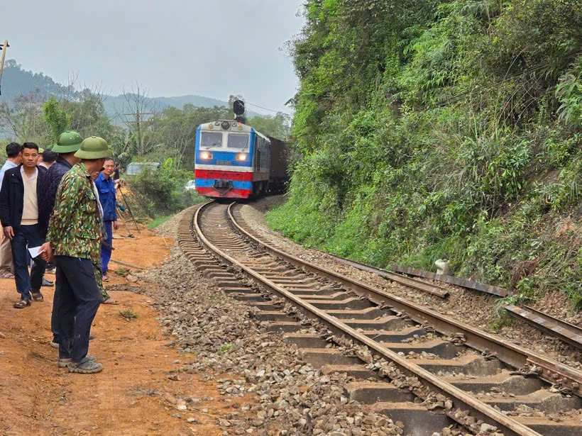 Thông tuyến đường sắt Bắc-Nam đoạn qua Hà Tĩnh Thong tuyen duong sat Bac-Nam doan qua Ha Tinh