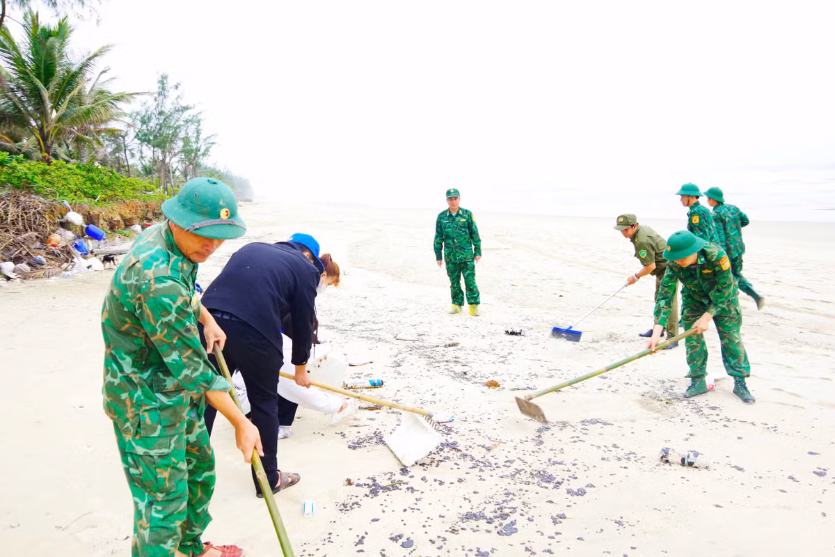 Ngay sau đó, Bộ Chỉ huy BĐBP TP Huế đã huy động 30 cán bộ, chiến sĩ phối hợp với Trung tâm SOS môi trường và Trung tâm ứng phó sự cố tràn dầu miền Trung để tiến hành thu gom số dầu vón cục này.