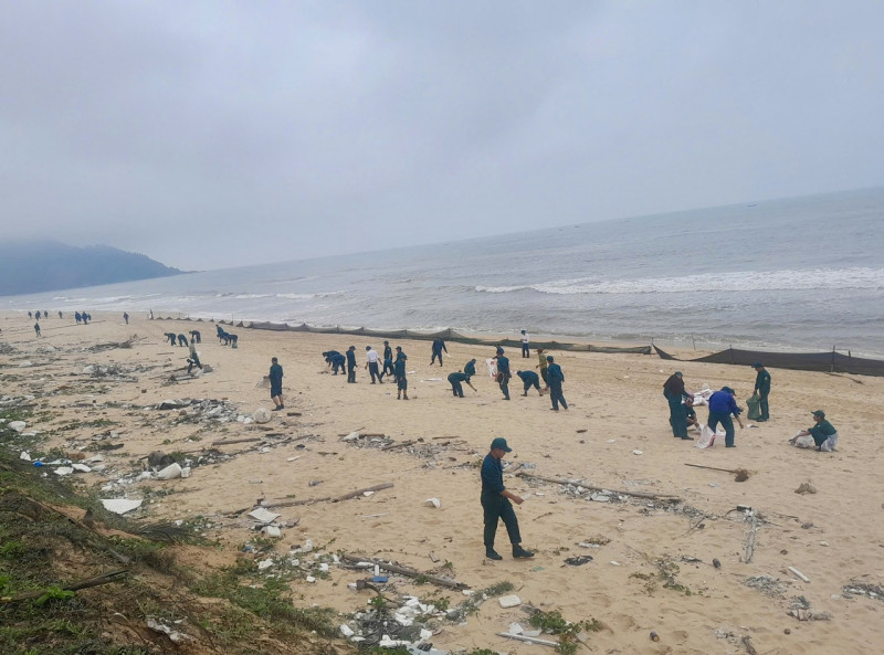 Hiện, có hơn 1.600 lượt cán bộ, chiến sĩ của lực lượng vũ trang, lực lượng bảo vệ ANTT ở cơ sở, đoàn viên, chính quyền địa phương cùng người dân địa phương tham gia thu gom dầu vón cục nhằm giảm thiểu tác động tiêu cực đến môi trường biển và đời sống người dân.