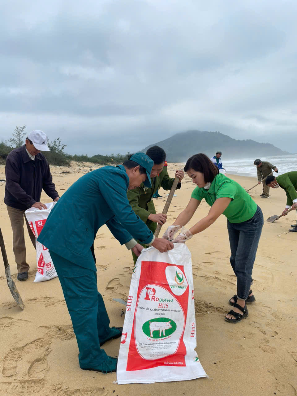 Đồng thời, Bộ Chỉ huy BĐBP TP Huế đã báo cáo lãnh đạo UBND TP Huế để chỉ đạo các đơn vị và chính quyền địa phương huy động thêm lực lượng, người dân địa phương nhằm thu gom, xử lý dầu vón cục trôi dạt vào bờ biển.