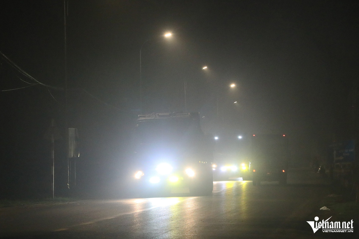 Với các tuyến đường không có dải phân cách giữa, khi gặp ô tô tải lắp đèn siêu sáng, các tài xế đi ngược chiều như "mù tạm thời". Tại thời điểm 22h15, trên đường tỉnh lộ 427B (đoạn qua xã Thanh Thùy, huyện Thanh Oai), có hàng đoàn xe tải dùng đèn siêu sáng khi lưu thông. 