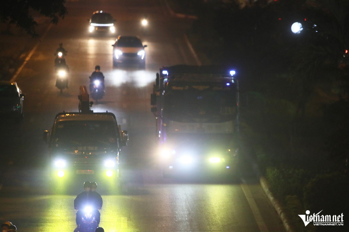 Anh Nguyễn Đại Lượng (trú tại Thanh Oai, Hà Nội) cho biết, anh điều khiển ô tô con, gầm thấp nên khi gặp xe tải dùng đèn siêu sáng đi ngược chiều thì bị rọi thẳng vào mắt. Lúc những xe đó đi qua, tôi không quan sát được gì, chỉ biết giảm ga để đảm bảo an toàn.