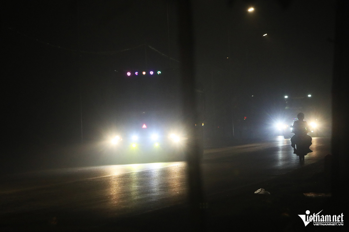 Để tăng ánh sáng cho ô tô khi đi vào buổi tối, nhiều người đã lắp thêm các loại đèn siêu sáng như: đèn led bar, đèn xenon.. Tuy nhiên, các đèn này có cường độ sáng gấp nhiều lần so với đèn xe nguyên bản, gây khó khăn cho người điều khiển phương tiện đối diện. 