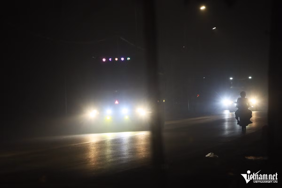 Để tăng ánh sáng cho ô tô khi đi vào buổi tối, nhiều người đã lắp thêm các loại đèn siêu sáng như: đèn led bar, đèn xenon.. Tuy nhiên, các đèn này có cường độ sáng gấp nhiều lần so với đèn xe nguyên bản, gây khó khăn cho người điều khiển phương tiện đối diện. 