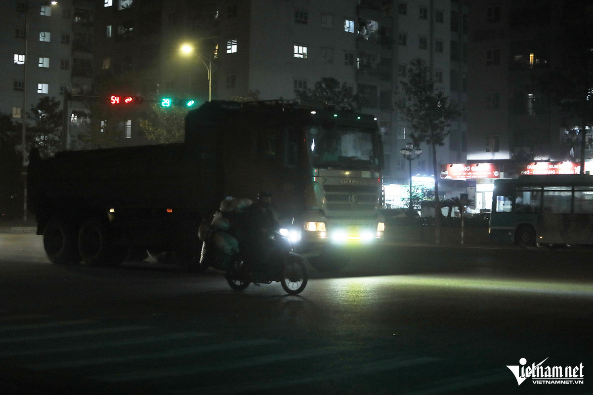 Anh Nguyễn Viết Dương (trú tại huyện Thanh Oai, Hà Nội) cho biết, khi đi trước ô tô tải sử dụng đèn siêu sáng thì bị ánh sáng hắt vào gương rồi rọi vào mặt khiến điều khiển xe gặp nhiều khó khăn, tiềm ẩn nguy cơ tai nạn giao thông.