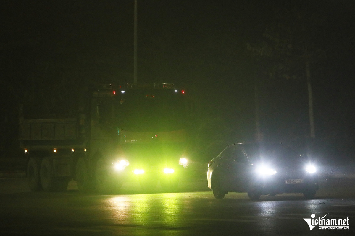 Tương tự, trên tuyến đường trục phía Nam Hà Nội (đoạn qua Khu đô thị Thanh Hà, huyện Thanh Oai), nhiều tài xế còn lắp đến 3 dải đèn led siêu sáng ở trước đầu xe khiến biển kiểm soát của phương tiện bị che lấp.