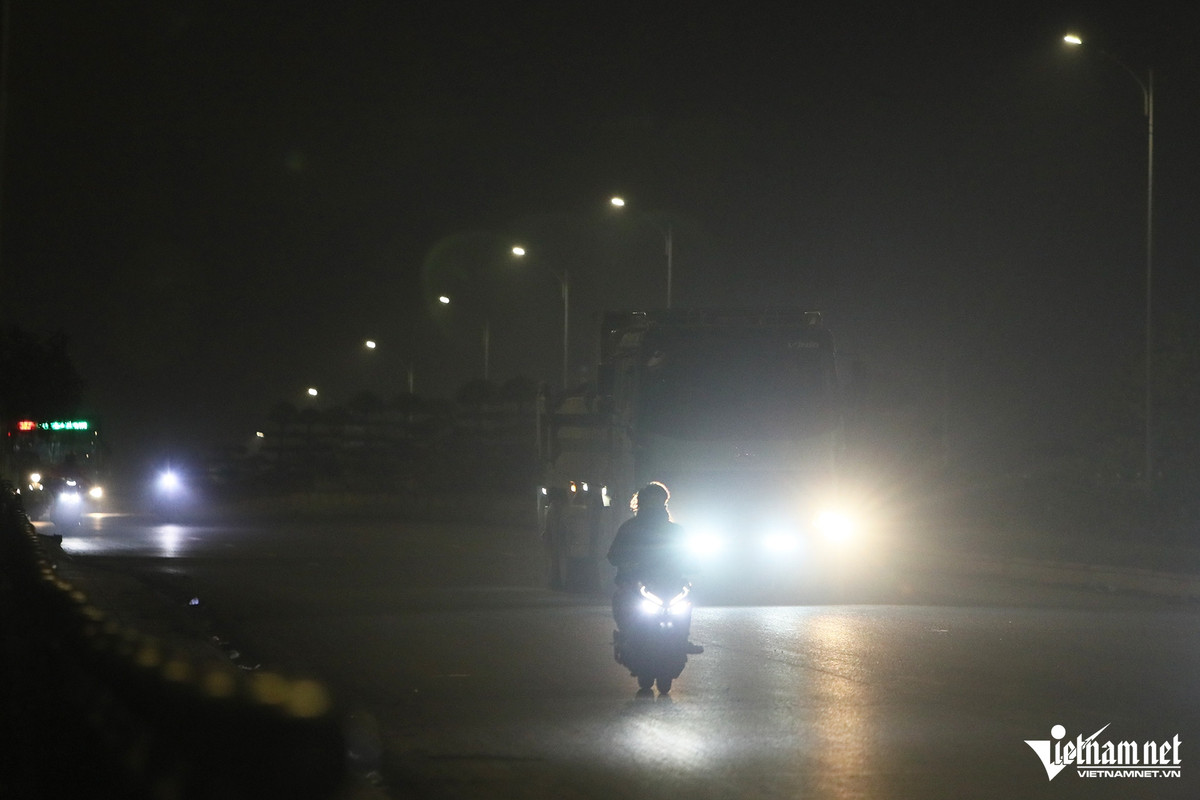 Ghi nhận trên tuyến phố Phúc La (phường Phúc La, quận Hà Đông, Hà Nội) vào thời điểm 21h ngày 3/3, dù lưu thông trong khu đông dân cư và hệ thống chiếu sáng trên đường hoạt động bình thường nhưng nhiều tài xế xe tải vẫn sử dụng các loại đèn siêu sáng.