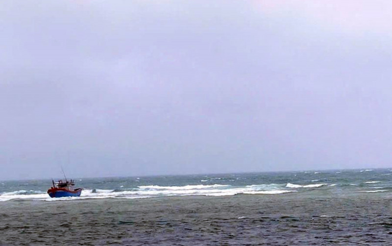 Hai tàu cá gặp nạn trên biển, một ngư dân Hà Tĩnh mất tích Hai tau ca gap nan tren bien, mot ngu dan Ha Tinh mat tich