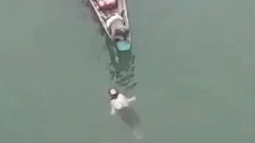 Quảng Trị: Cứu sống cô gái trẻ nhảy cầu Cửa Việt tự vẫn Quang Tri: Cuu song co gai tre nhay cau Cua Viet tu van