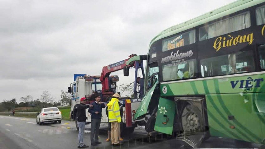 Xe máy va chạm ô tô khách, người đàn ông tử vong tại chỗ Xe may va cham o to khach, nguoi dan ong tu vong tai cho