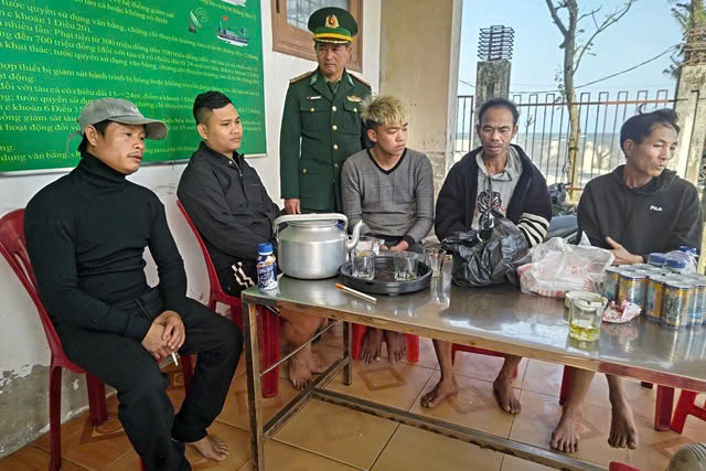 Quảng Bình: Tàu cá gặp nạn trên biển, 1 ngư dân mất tích Quang Binh: Tau ca gap nan tren bien, 1 ngu dan mat tich