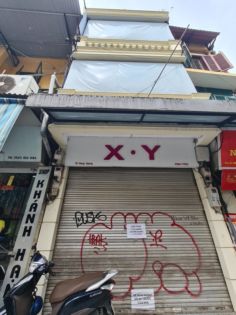 Liên hệ với bà H., chủ mặt bằng này cho biết, trước đây chưa có dịch COVID-19 gia đình bà cho khách thuê mặt bằng tầng 1 với giá 90 triệu đồng/tháng. Tuy nhiên, từ khi có dịch, để “ưu đãi” cho khách nên gia đình bà giảm giá thuê xuống còn 70 triệu đồng/tháng. “Khách có thể thanh toán theo 1, 3 hoặc 6 tháng/lần cũng được”, bà H chia sẻ thêm “ưu đãi”.