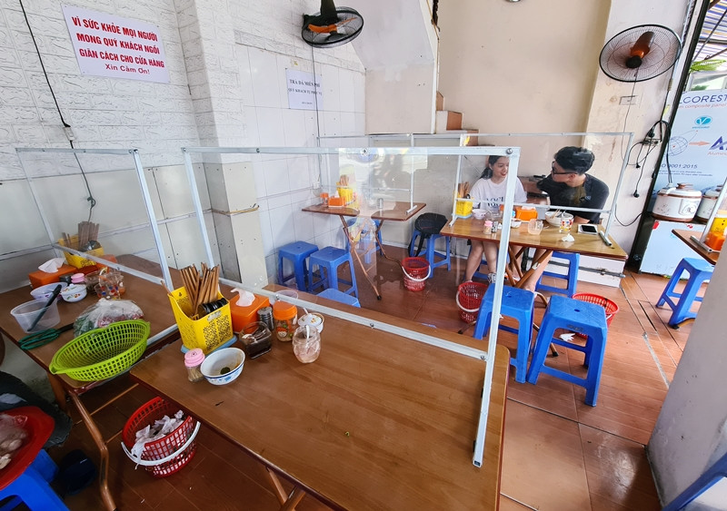 Một quán phở khác nằm trên đường Đại Cồ Việt (Hà Nội) hiện cũng dựng vách ngăn để hạn chế sự tiếp xúc giữa các khách hàng.