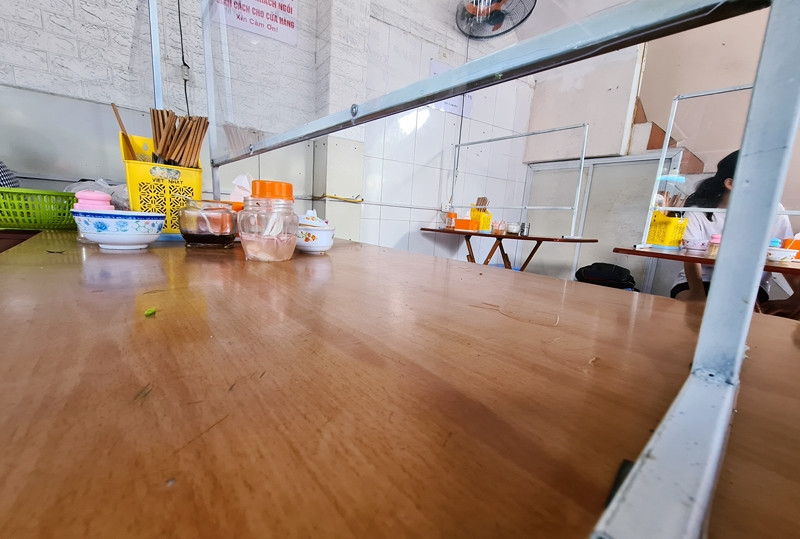 Vách ngăn cũng được thiết kế hai lớp trên là vách chắn và dưới là khoảng không.