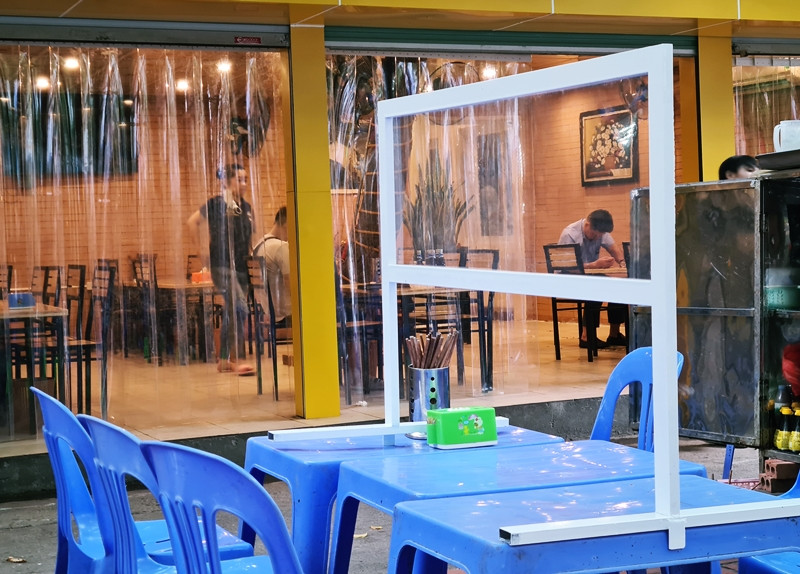 Chủ quán phải kê 3 chiếc bàn mới đủ chiều dài cho một vách ngăn.