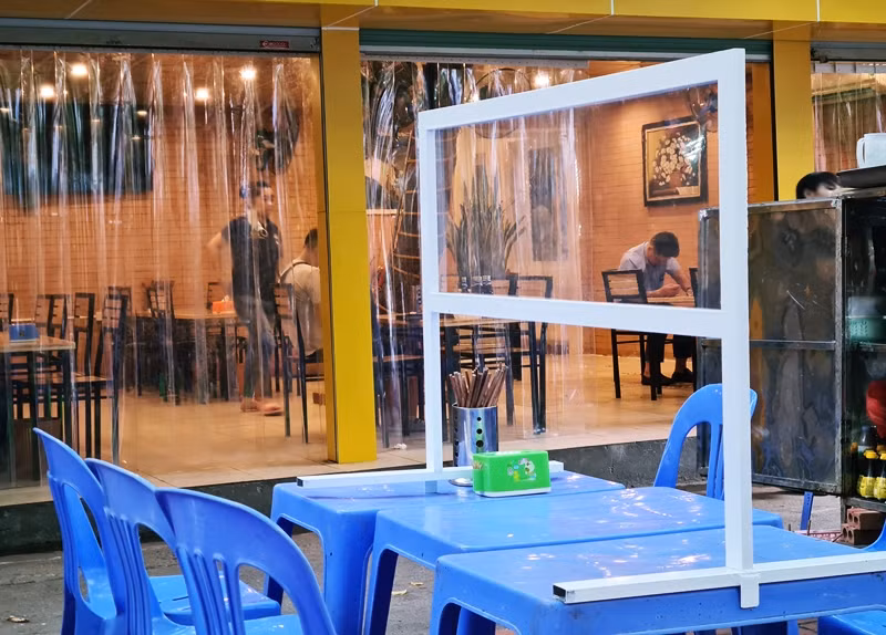 Chủ quán phải kê 3 chiếc bàn mới đủ chiều dài cho một vách ngăn.