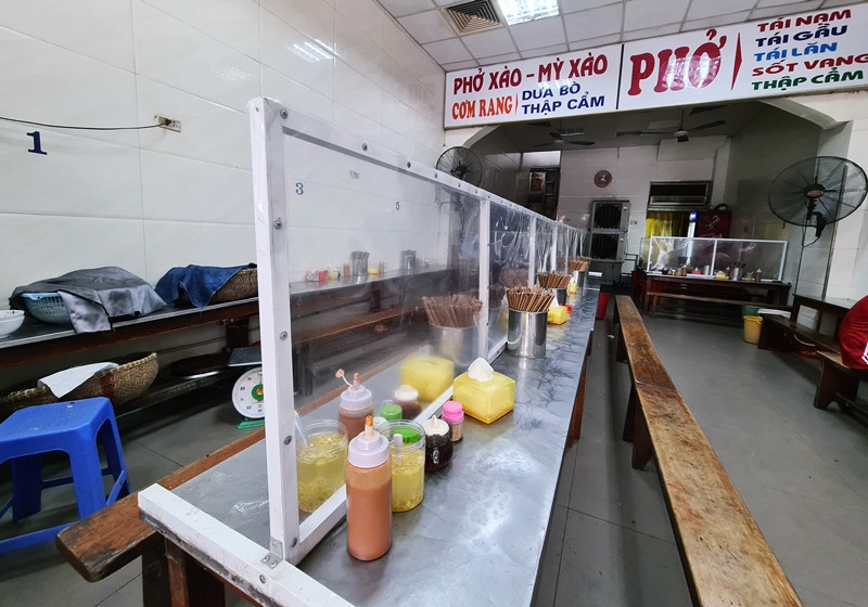 Tương tự, một quán phở trên đường Tôn Đức Thắng (Hà Nội) cũng áp dụng việc dựng những tấm ngăn trên bàn để bảo đảm an toàn cho thực khách.