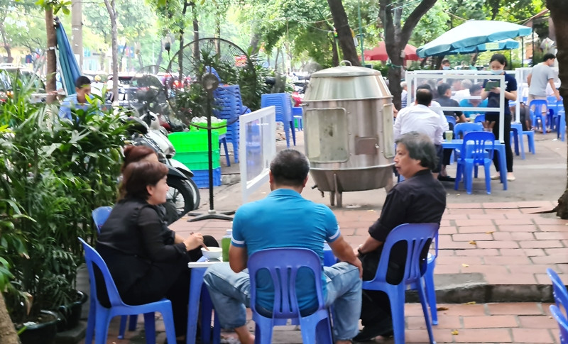 Đây chỉ là một trong số các biện pháp phòng chống dịch bệnh COVID-19 mà quán nhậu đang thực hiện, nhưng thực khách cũng cảm thấy thú vị với kiểu vách ngăn này.