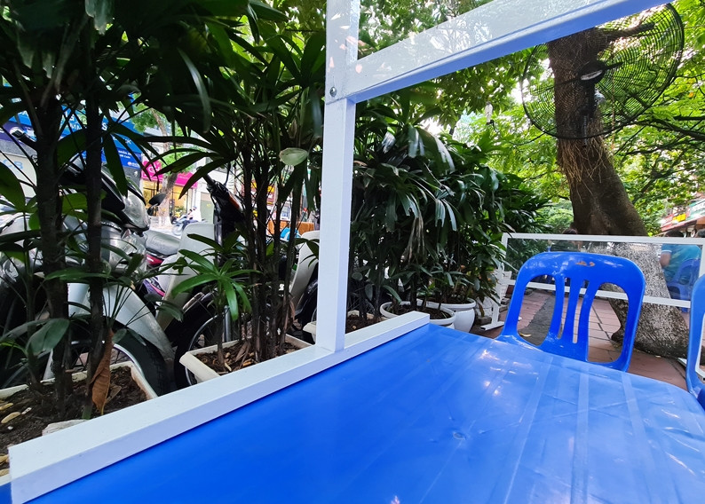 Vách ngăn được tạo để bảo đảm giãn cách đúng quy định. Các bàn nhậu được giãn cách đúng khoảng cách từ 1- 2m.