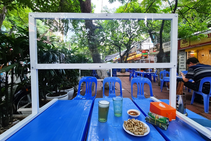 Những vách ngăn có chiều cao khoảng 50cm, đều cơ động trên bàn.