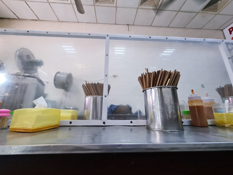 Bà Đ.T. T. (chủ quán) cho biết, việc lắp vách ngăn trên bàn ăn khá đơn giản và tốn ít thời gian. Trước khi mở cửa trở lại, các thành viên trong gia đình bà đã cùng nhau lắp vách ngăn để hạn chế sự tiếp xúc giữa các khách trong quá trình ăn. Mặc dù khách đến đông, nhưng quán chỉ nhận lượng khách vừa đủ để đảm bảo giãn cách xã hội.