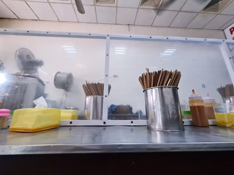 Bà Đ.T. T. (chủ quán) cho biết, việc lắp vách ngăn trên bàn ăn khá đơn giản và tốn ít thời gian. Trước khi mở cửa trở lại, các thành viên trong gia đình bà đã cùng nhau lắp vách ngăn để hạn chế sự tiếp xúc giữa các khách trong quá trình ăn. Mặc dù khách đến đông, nhưng quán chỉ nhận lượng khách vừa đủ để đảm bảo giãn cách xã hội.