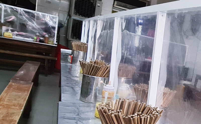 Vách ngăn được làm trong suốt nên khách hàng vẫn có thể nhìn thấy nhau và trò chuyện.